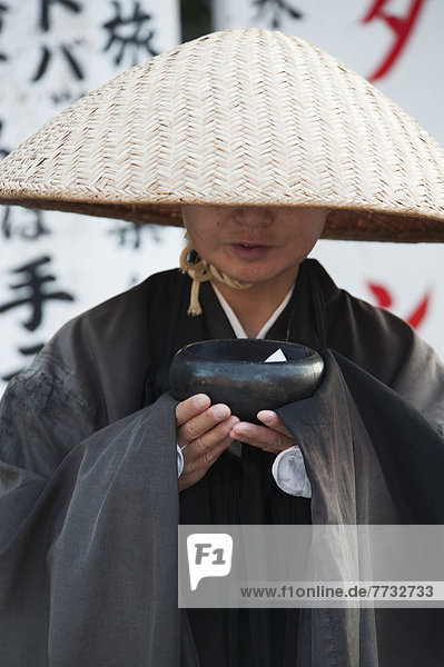 kegelförmig  Kegel  Frau  Hut  Nachthemd  halten  schwarz  Kleidung  Japan  Kyoto  Robe