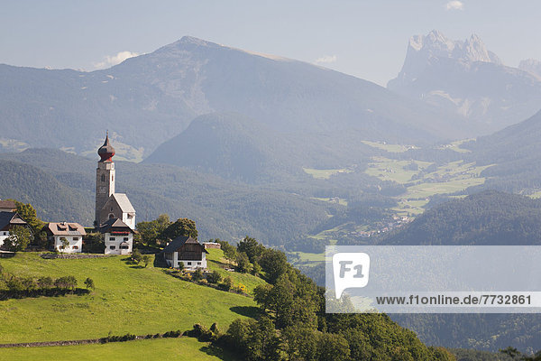 Kuppel Berg Tal Hintergrund Kirche Wiese Zwiebel Dolomiten Trentino Südtirol Bozen Kuppelgewölbe Italien