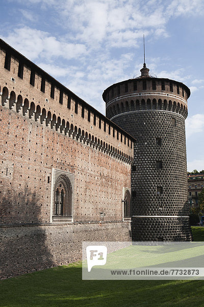 Italien  Lombardei  Sforzas Burgmauer und runder Turm mit blauem Himmel  Milano