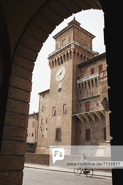 Palast  Schloß  Schlösser  Fahrradfahrer  Ziegelstein  Torbogen  Rahmen  Emilia-Romangna  Ferrara  Italien
