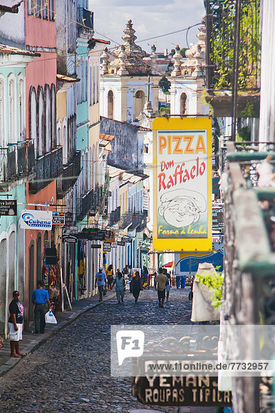 Gebäude Großstadt Fußgänger Bahia Brasilien alt