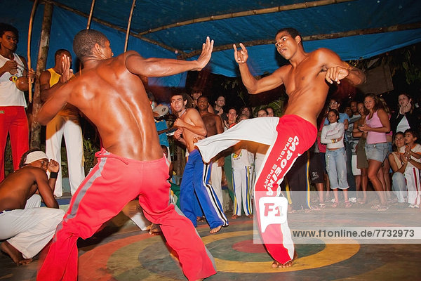 Mensch Menschen tanzen üben Kunst jung Itacaré Kampfsportler Bahia Brasilien brasilianisch Capoeira