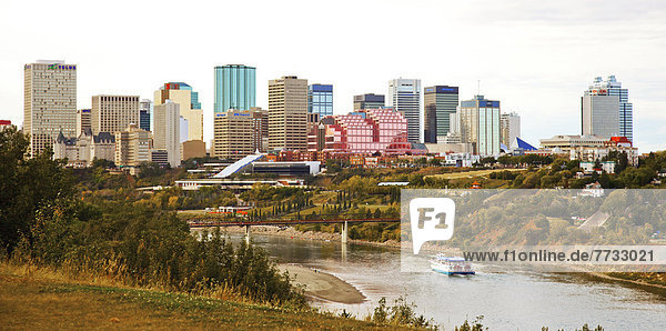 Skyline  Skylines  Fluss  in die Augen sehen  ansehen  Angesicht zu Angesicht  gegenüber  Alberta  Kanada  Edmonton  Westen
