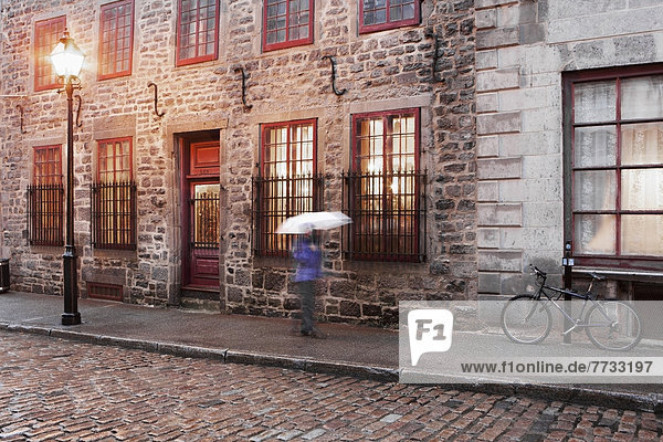 gehen  Regenschirm  Schirm  Regen  Fußgänger  Kanada  Montreal  Quebec