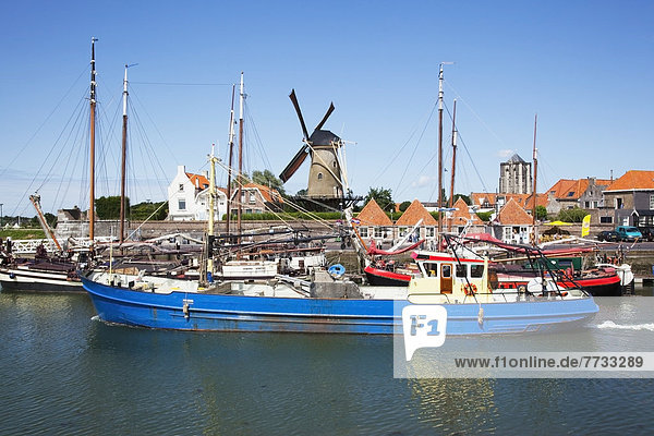 Fischereihafen  Fischerhafen  Windturbine  Windrad  Windräder  Boot  Hintergrund  Niederlande  Zierikzee