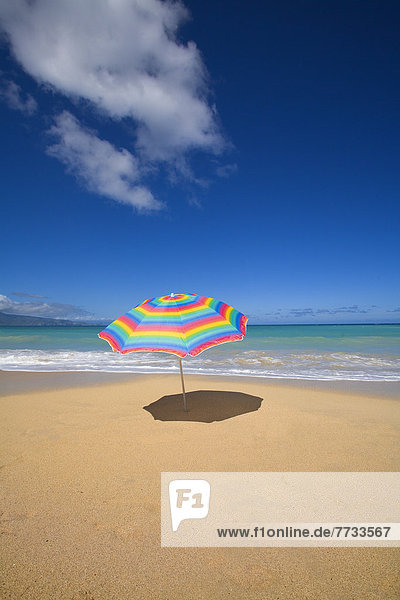 nahe  Farbaufnahme  Farbe  Strand  Regenschirm  Schirm  Ozean  Sand  Helligkeit  Sonnenschirm  Schirm