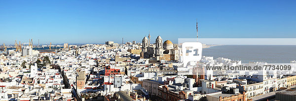 Küste Stadt Kathedrale vorwärts gekalkt Andalusien Cadiz Spanien