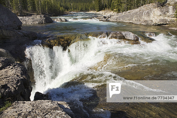 Felsbrocken  Berg  Hektik  Druck  hektisch  Steilküste  Fluss  Wasserfall  Ländliches Motiv  ländliche Motive  Sperre  Kananaskis Country  Alberta  Kanada