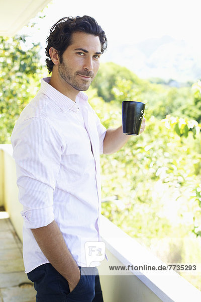 stehend  Mann  Tasse  Amerika  Balkon  trinken  Verbindung  Kaffee  Hawaii  Kauai