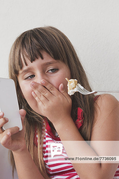Angebot  Lebensmittel  halten  Zurückweisung  jung  Smartphone  Mädchen