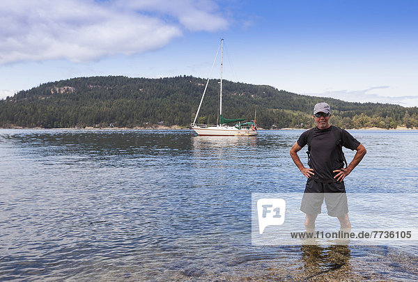 Wasserrand  Senior  Senioren  Mann  Tretboot  Hintergrund  Anker werfen  ankern  Insel  Russell