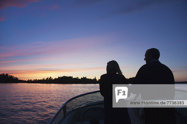 Laubwald Reise Sonnenuntergang See reifer Erwachsene reife Erwachsene Mittelpunkt Motorboot