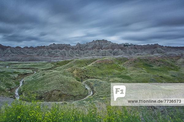 Nationalpark  Biegung  Biegungen  Kurve  Kurven  gewölbt  Bogen  gebogen  Amerika  Wolke  lang  langes  langer  lange  Steppe  Bewegungsunschärfe  Verbindung  South Dakota