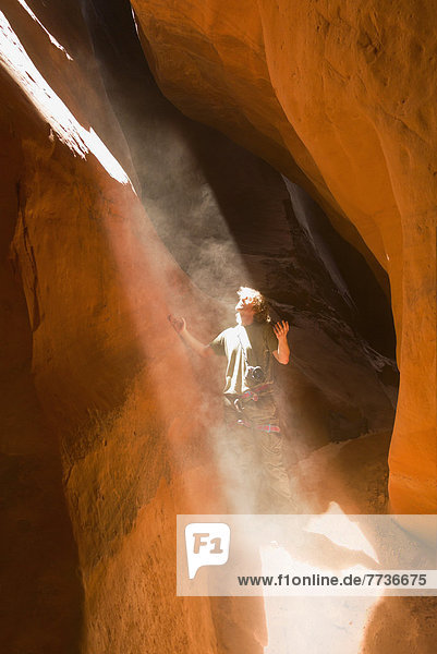 hoch  oben  Sonnenstrahl  Mann  sehen  Amerika  fließen  Verbindung  Loch  Schlucht  Utah