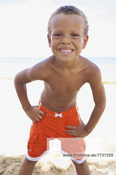 stehend  Pose  Junge - Person  Ozean  Sand  jung