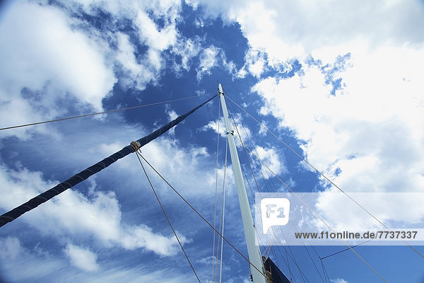 niedrig  Wolke  Himmel  Boot  Schiffsmast  Mast  blau  Ansicht  Flachwinkelansicht  Winkel