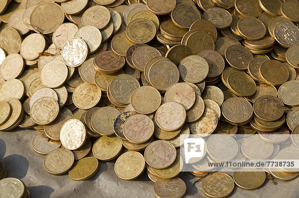 Viele Münzen aus Nepal