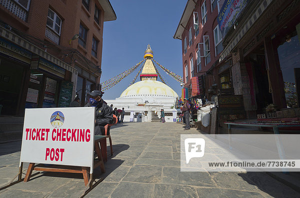 Stelle zur Überprüfung von Eintrittkarten  Schild am Eingang zur Stupa von Bodnath oder Boudnath