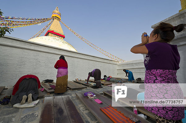 Tibetische Pilger werfen sich vor der Stupa von Bodnath oder Boudnath nieder