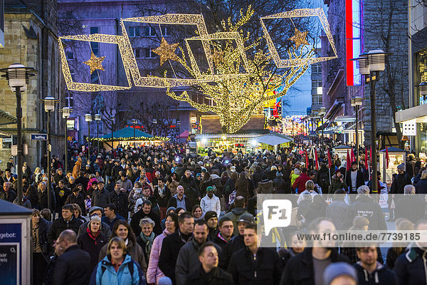 Menschenmengen drängen sich zwischen Geschäften und Weihnachtsmarkt-Ständen  Fußgängerzone in der Essener Innenstadt  Kettwiger Straße