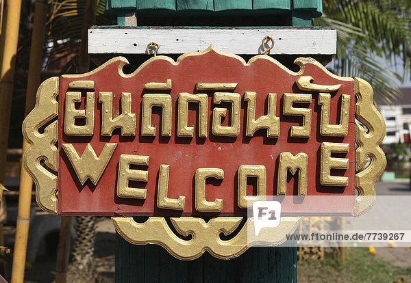 Zweisprachiges Willkommenschild  Chiang Rai  Thailand  Asien