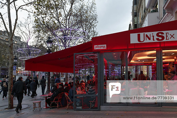 Straßen-Café auf der Avenue des Champs Elysées  Abendstimmung