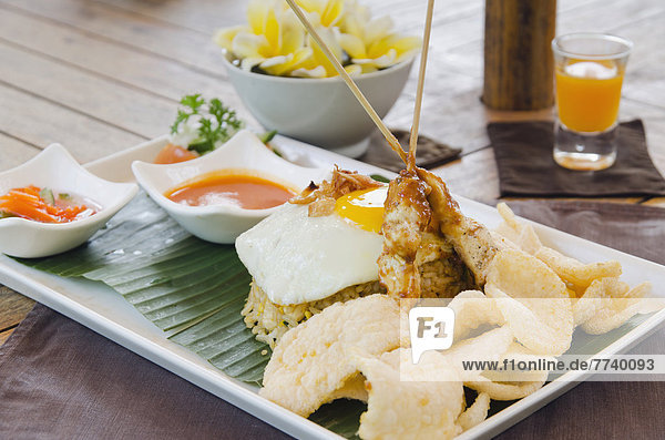 Nasi Goreng  Fried Rice  gebratener Reis  indonesisches Essen  im Restaurant