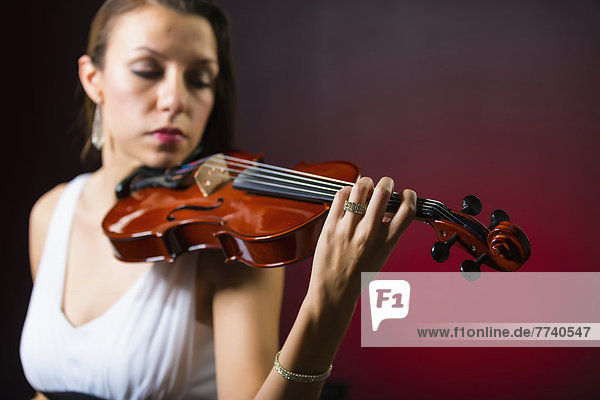 Junge Frau mit Geige