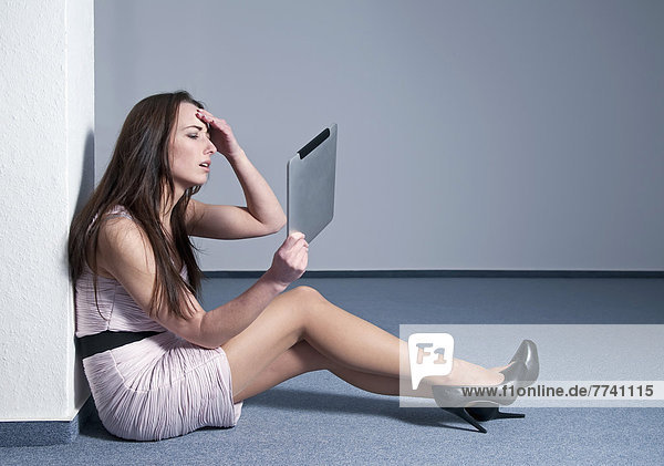Frustrierte Geschäftsfrau mit digitalem Tablett