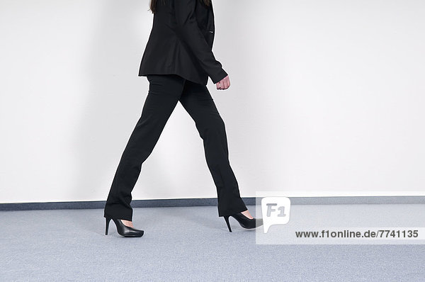Geschäftsfrau zu Fuß im Büro