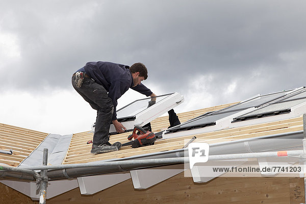 Europa  Deutschland  Rheinland-Pfalz  Arbeiter beim Einbau von Dachfenstern