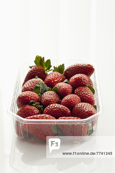 Schachtel mit Erdbeeren auf weißem Hintergrund  Nahaufnahme