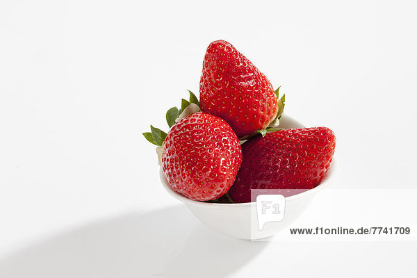 Schale mit Erdbeeren auf weißem Hintergrund  Nahaufnahme