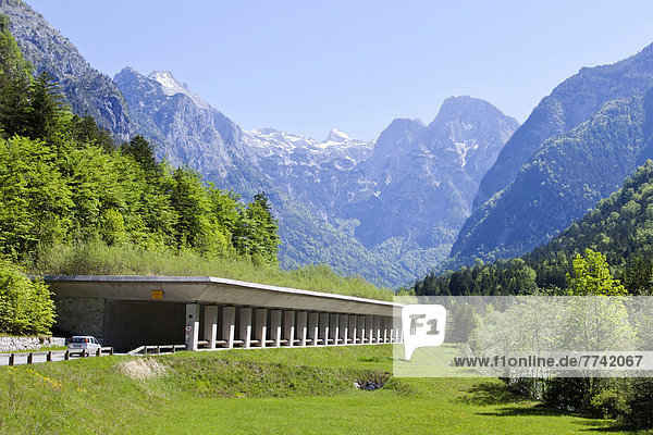 Lawinenschutzdach  Einhausung  im Soca-Tal  Julische Alpen  bei Bovec  Slowenien  Europa