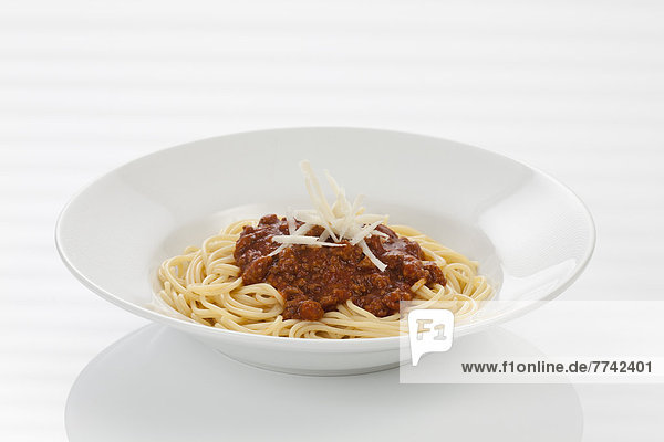 Schale Spaghetti Bolognese mit Parmesankäse  Nahaufnahme