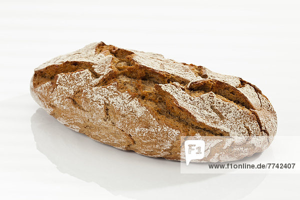 Knuspriges Brot auf weißem Grund  Nahaufnahme
