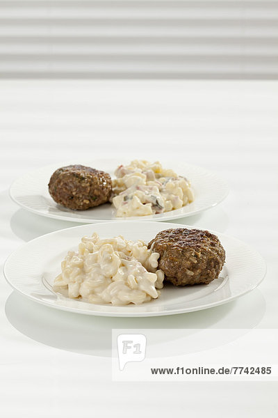 Nudelteller und Kartoffelsalat mit Fleischbällchen  Nahaufnahme