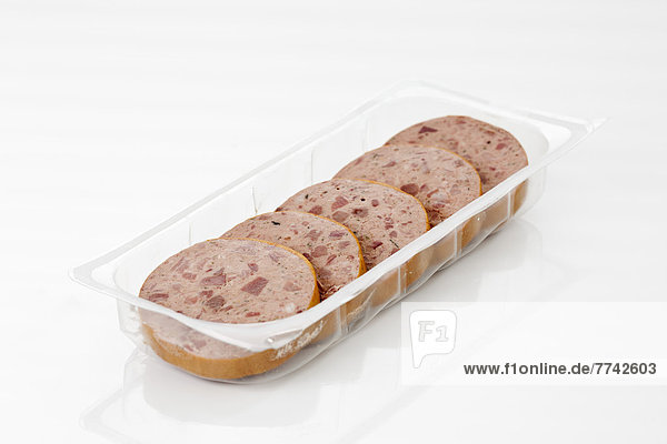 Grobe Leberwurst in Kunststoffschale Nahaufnahme
