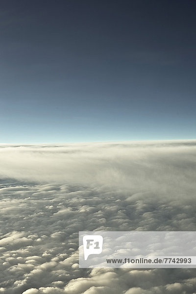Blick aus dem Flugzeug auf die Wolken