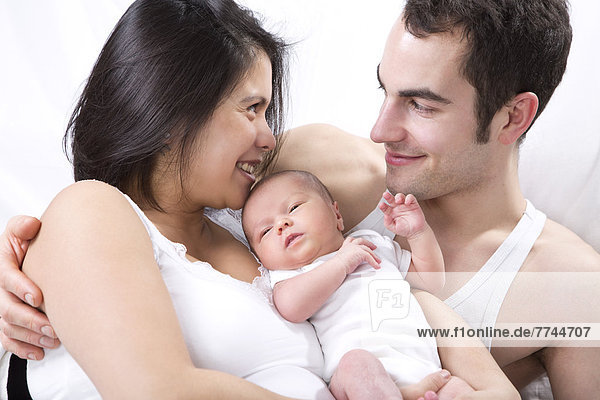 Eltern mit Babyjunge  lächelnd