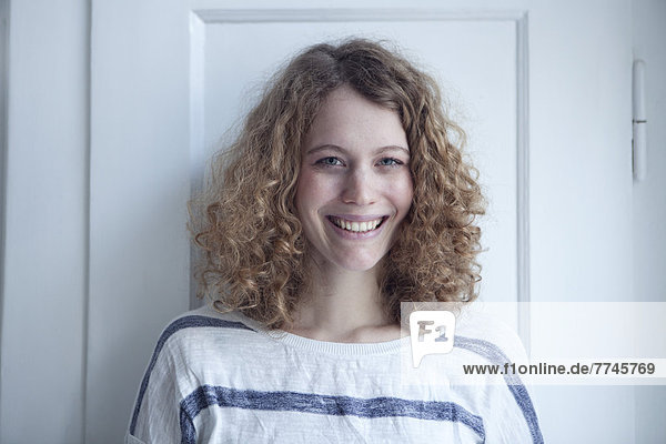 Porträt einer jungen Frau  lächelnd