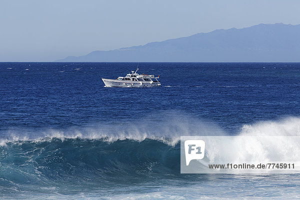 Spanien  Wellenbrecher mit Ausflugsboot auf La Gomera