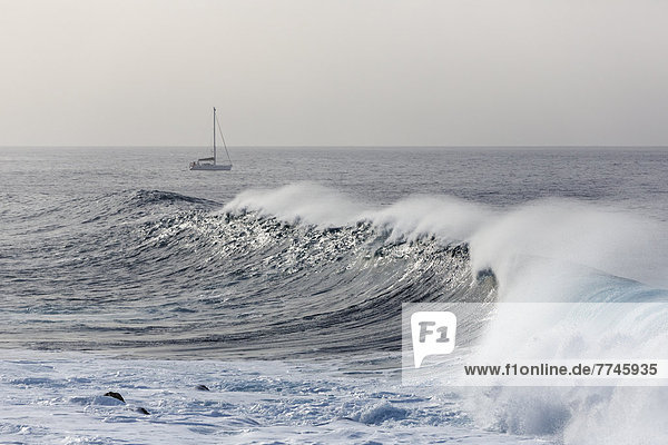 Spanien  Wellenbrecher  Segelboot im Hintergrund auf La Gomera