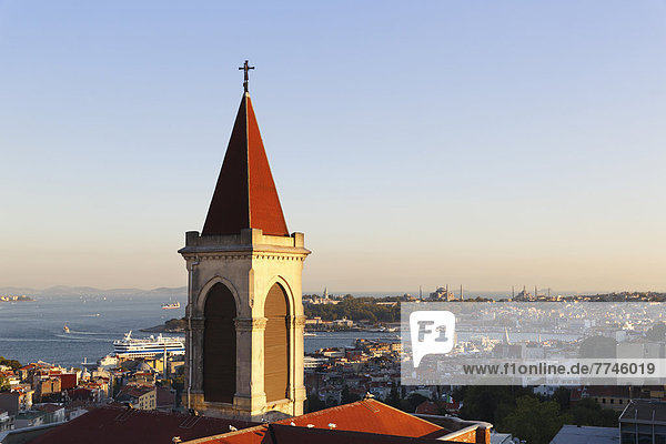 Türkei  Istanbul  Stadtansicht mit Basilika St. Antonius