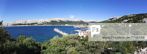 Kroatien  Blick auf die Insel Krk und die Stadt Baska