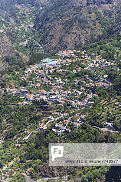 Blick auf das Dorf Curral das Freiras in den Bergen Pico dos Barcelos mit ihren tiefen Schluchten