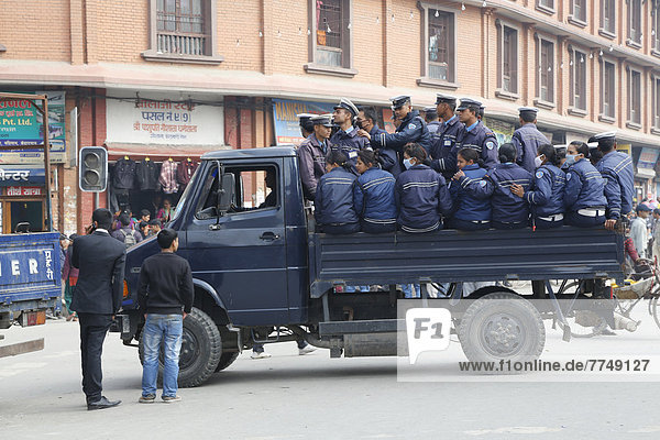 Polizisten beim Maha Shivaratri festival  Kathmandu  Nepal  Asien