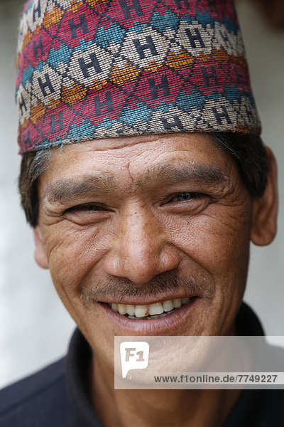Mann lächelt in die Kamera  Nepal  Asien  Portrait