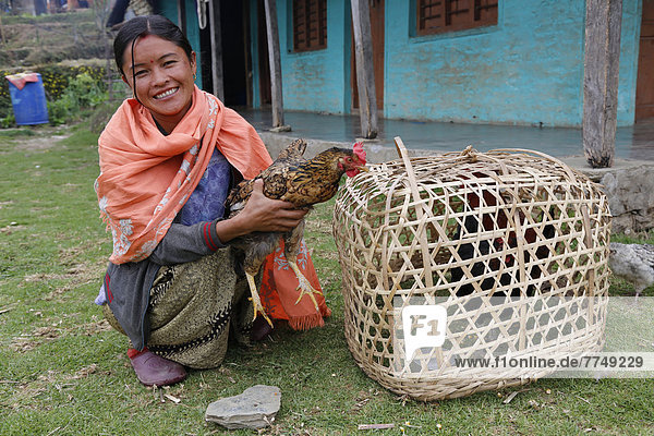 Frau mit Hahn  Nepal  Asien  Portrait