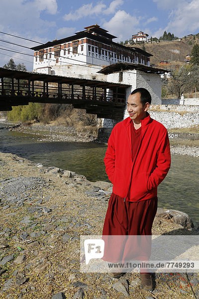 Mönch vor dem Kloster  Paro  Bhutan  Asien